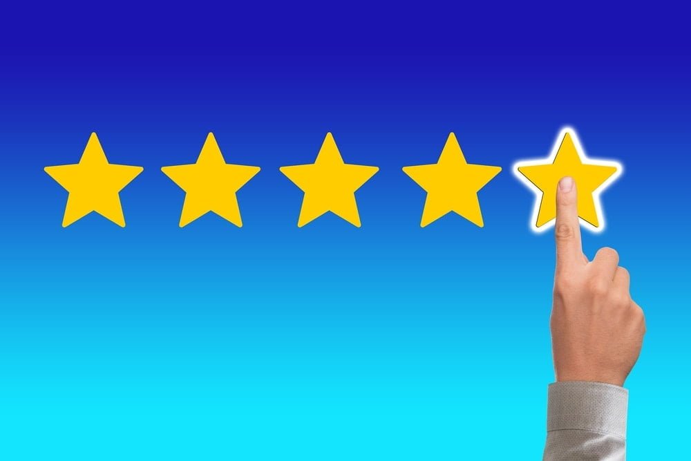 finger indicating a 5 star review. Reviews can help guide you in choosing a tree service or any outdoor service provider